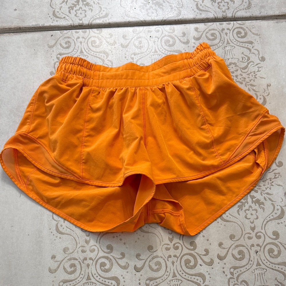 lululemon hotty hot 2.5” low rise shorts